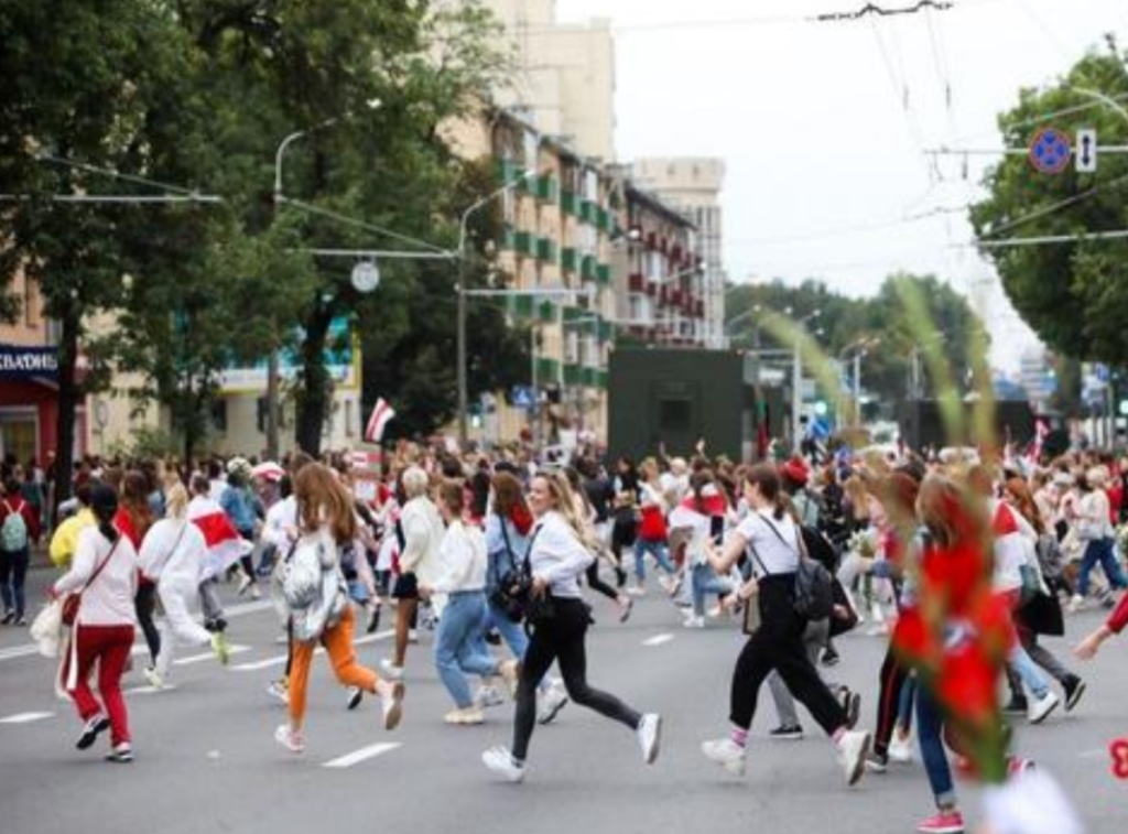Экскурс в прошлое. Политика. 30. Протесты в Белоруссии становятся женскими.
